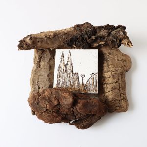 Ein Ölbild mit einem Bilderrahmen aus Treibholz, auf dem der Kölner Dom zu sehen ist.